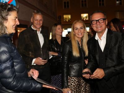 Einlass der Gäste - hier Arni Fiala mit seiner Frau Susanne - mit bestimmenden Coronamaßnahmen