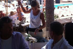 Hummer essen im Nikki Beach - Saint Tropez