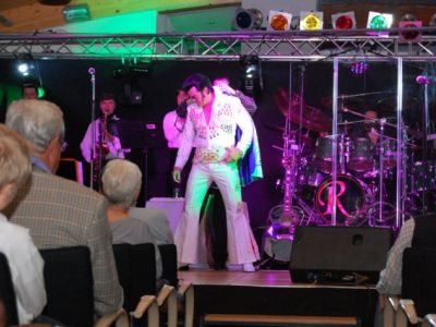 Das Aloha Cape wird abgenommen vor dem 1. Song C.C. Rider