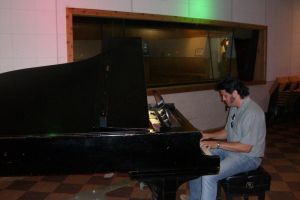 Rusty spielt am berühmten Klavier von Elvis Presley - dort hat Elvis immer gespielt vor den Sessions im Studio B von RCA