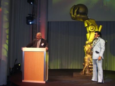 Rusty mit dem Ehrenpreis beim Palfinger Dealer Award