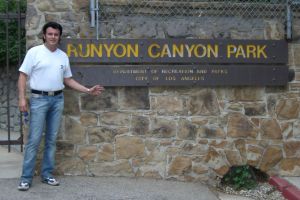 Rusty am Toreingang von Runyon Canyon Park