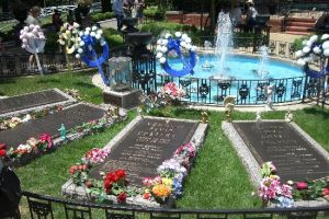 Die Graeber im Medidations Garten in Graceland - hier ist auch Elvis Presley begraben - siehe 2 Grab von links