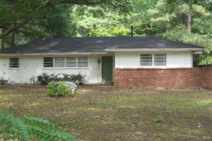 Dieses Haus kaufte Elvis fuer seine Eltern bevor er Graceland kaufte - 1034 Audubon Dr. Memphis