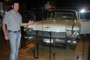 Der goldene Cadillac von Elvis Presley aus den 60iger Jahren in der Hall of Fame ausgestellt - Nashville TN