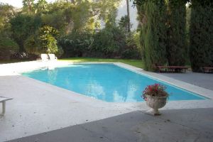 Pool vom Honeymoon Haus Elvis Presley Palm Springs Hinteransicht im Garten
