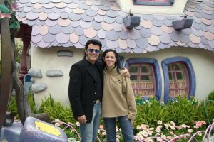 Rusty und Kathy vor dem Häuschen von Mickey Mouse