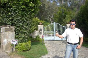 Hier Rusty vor dem Zuhause von Elvis Presley am 10550 Rocca Place Bel Air California