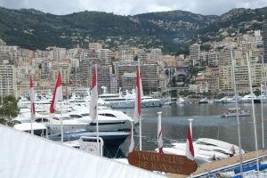 Der berühmte Yacht Club von Monte Carlo