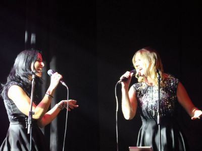 Kathy & Anna May singen den Song - Sweet Inspirations