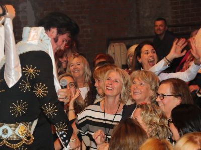 Rusty verteilt seinen Fans die Schals - ein enormer Andrang der Frauen