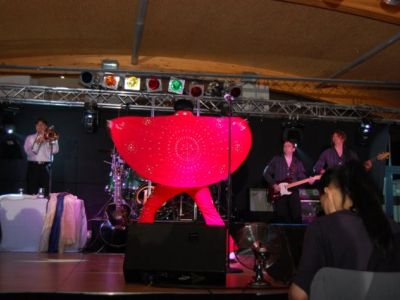 Rusty präsentiert das Cape vom Red Burning Love Suit