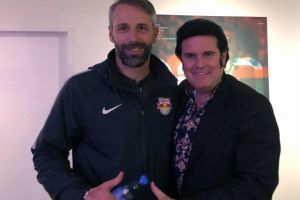 Rusty mit Fußballtrainer Red Bull Salzburg Marco Rose