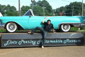 Rusty vor dem Automobile Museum bei Graceland Memphis
